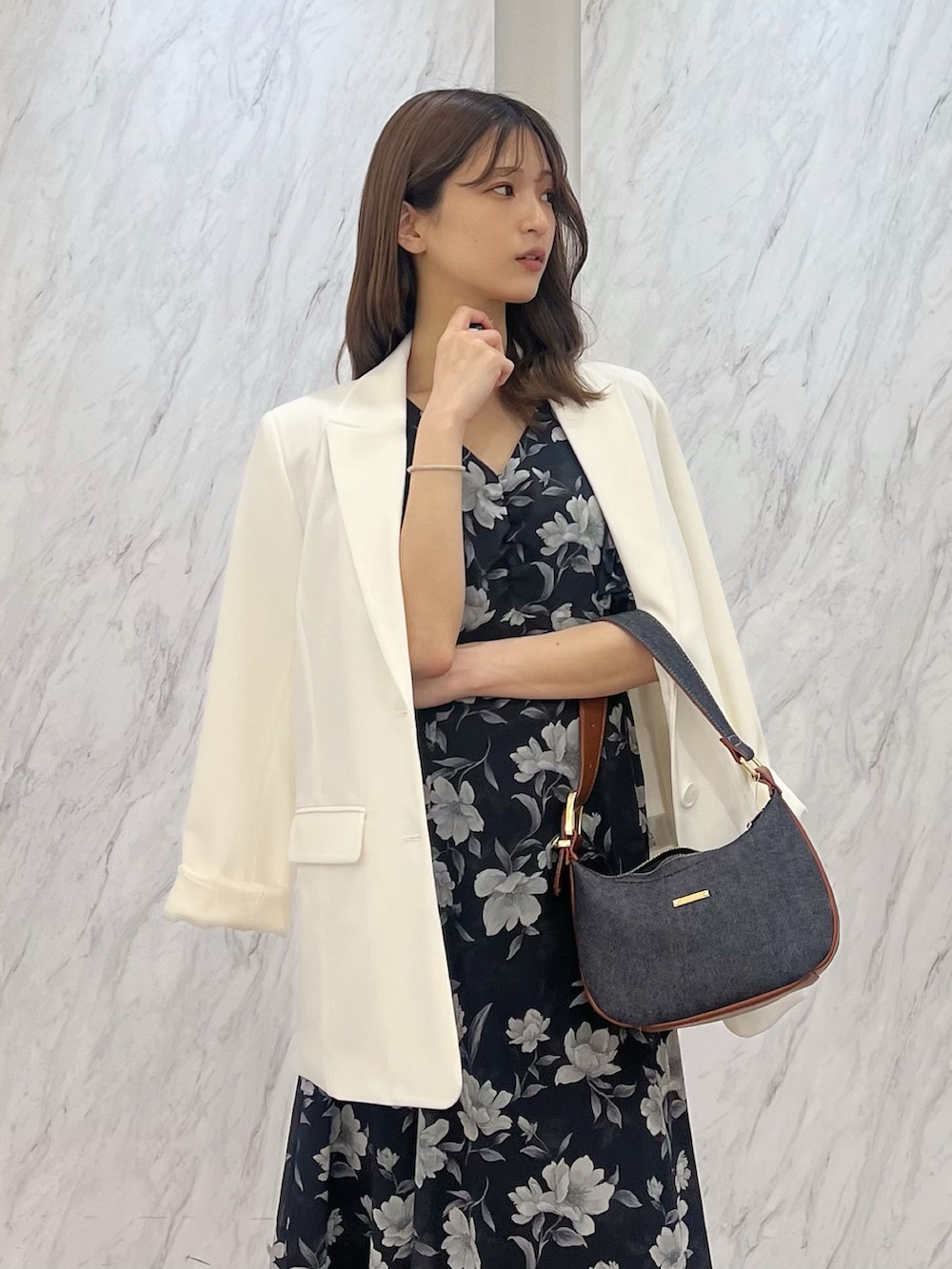 ブルー系のワンピース、ブルー系のパンプス、ブルー系のショルダーバッグを着用したレディースの春コーディネートの2枚目の写真