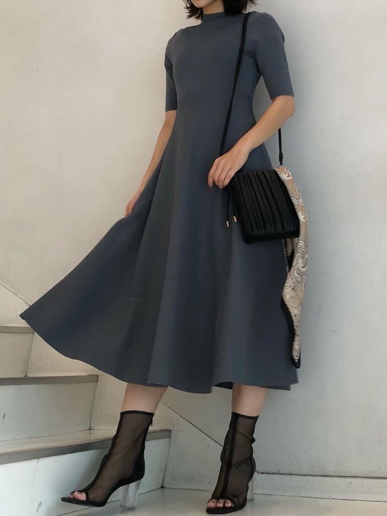 「ワンピース、マーキュリーデュオ、MERCURYDUO、デートコーデ、新作、キレイめ、デート、トレンド、お出かけ、大人フェミニン」｜「MERCURYDUOのプリーツミニポシェット（ハンドバッグ、ブラック系）」を使った、mihoさん（レディース・162cm）の夏コーディネートの4枚目の写真