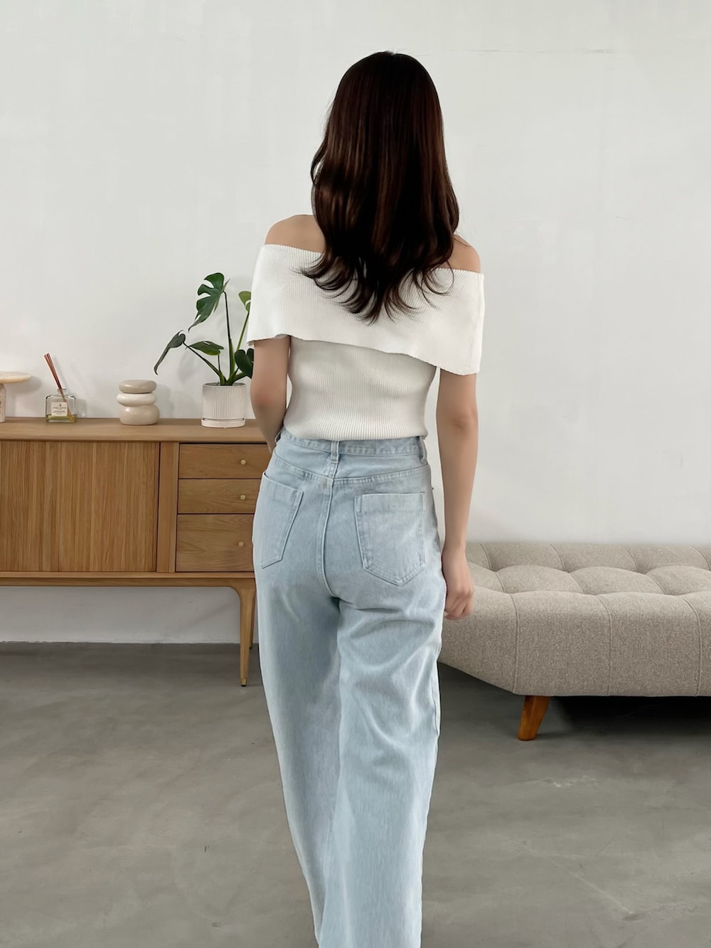 その他のサンダル、ブルー系のデニムパンツ、ホワイト系のニット/セーターを着用したレディースの春コーディネートの8枚目の写真