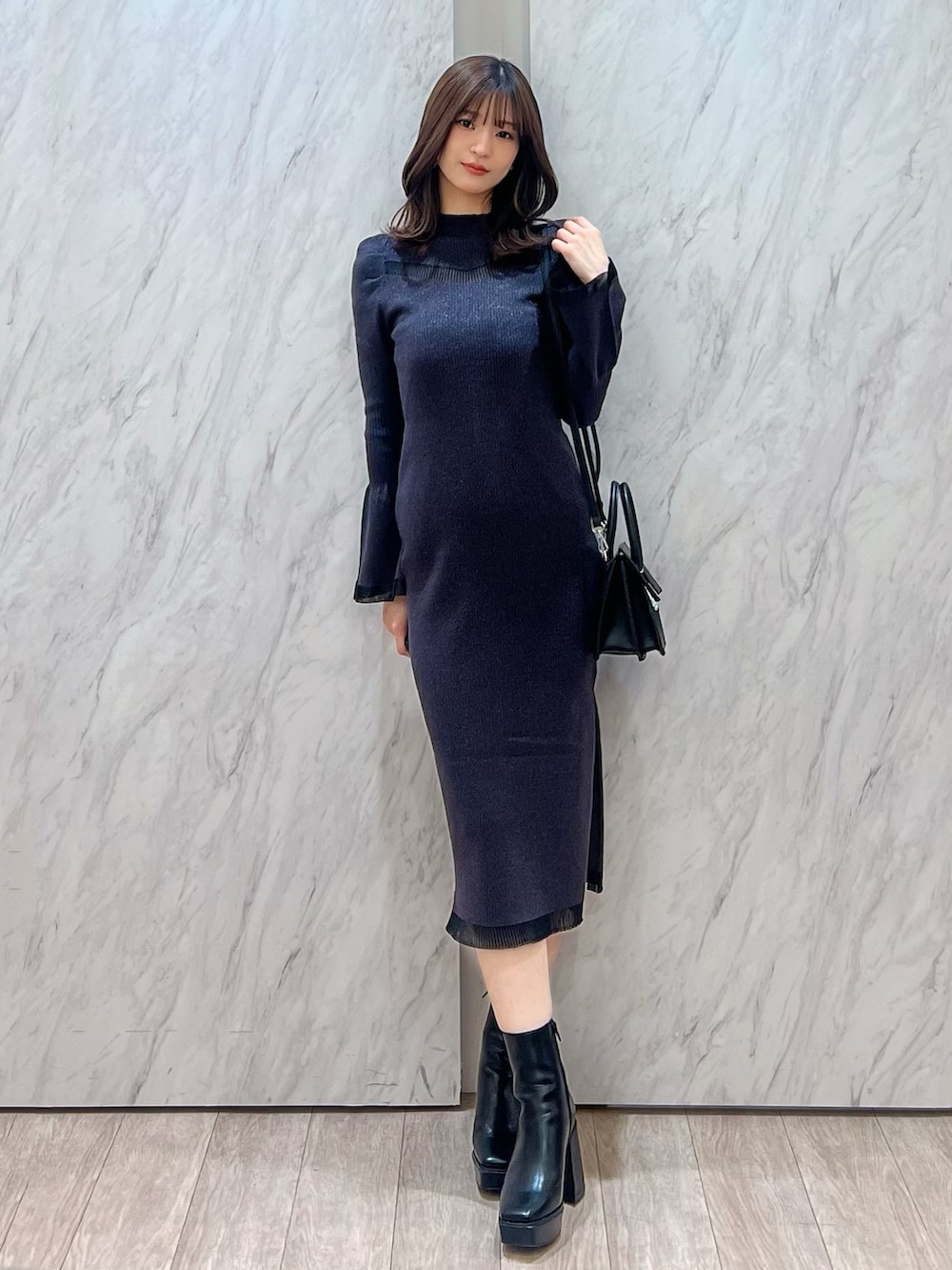「ニットワンピース、オトナカワイイ、ワントーンコーデ、レディースファッション、キレイめ、ワンピ―ス、大人ファッション、MERCURYDUO(MERCURYDUO)、マーキュリーデュオ(MERCURYDUO)、ワンピ、ワンピース、ワンピーススタイル、ワンピースコーデ、大人女子、大人かわいい」｜「MERCURYDUOのシアーカットラメニットワンピース（ワンピース、ブラック系）」を使った、mihoさん（レディース・163cm）の冬コーディネートの5枚目の写真