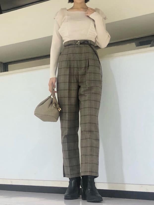 ブラウン系のその他アウター、ベージュ系のハンドバッグ、ホワイト系のニット/セーターを着用したレディースの秋コーディネートの5枚目の写真