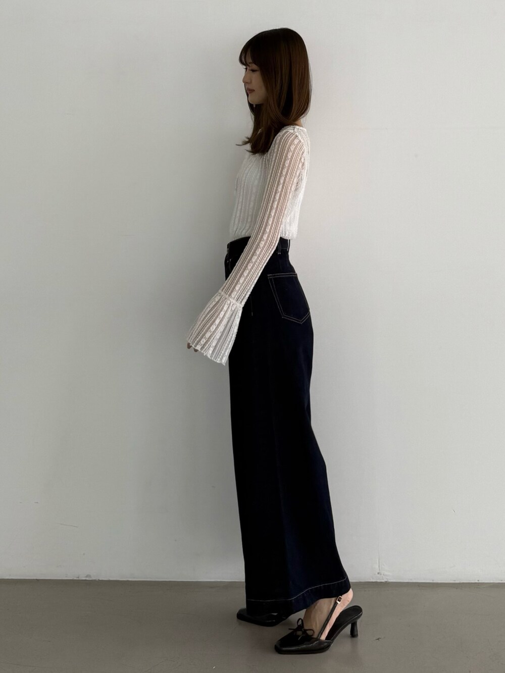 ホワイト系のTシャツ/カットソー、ブルー系のデニムパンツ、グレー系のパンプスを着用したレディースの夏コーディネートの3枚目の写真