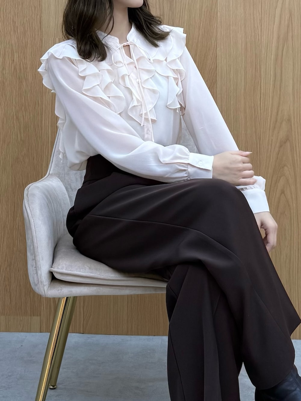 ピンク系のシャツ/ブラウス、ブラウン系のその他パンツを着用したレディースの冬コーディネートの3枚目の写真