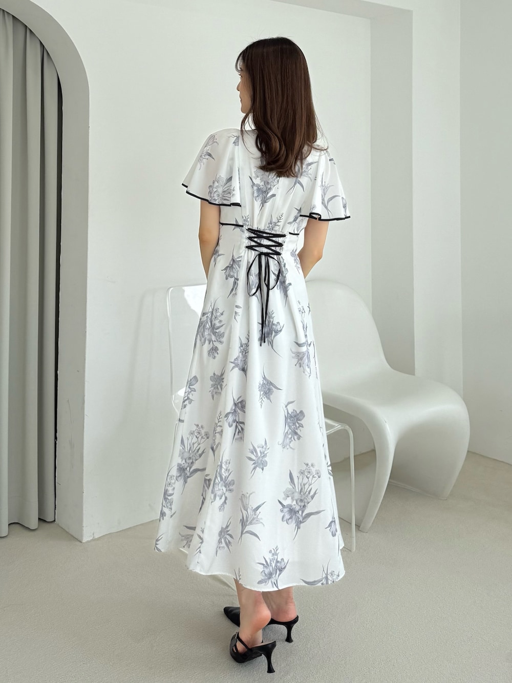 「ワンピース、ワンピーススタイル、ワンピースコーデ、花柄、花柄ワンピース、フェミニン、フェミニンコーデ、大人女子、大人かわいい、大人ガーリー、オトナカワイイ、夏、きれいめコーディネート、おしゃれさんと繋がりたい、ロングワンピース」｜「MERCURYDUOのパイピングフラワー花柄ワンピース（ワンピース、ホワイト系）」を使った、mihoさん（骨格ウェーブ・レディース・163cm）の夏コーディネートの4枚目の写真