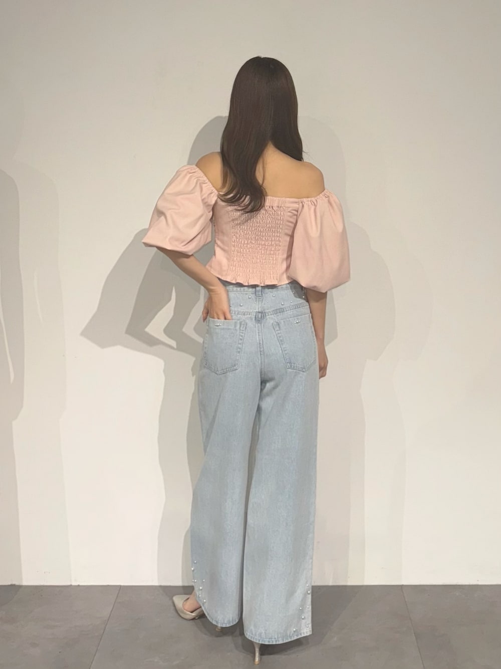 ピンク系のシャツ/ブラウス、ブルー系のデニムパンツ、シルバー系のパンプスを着用したレディースの夏コーディネートの6枚目の写真