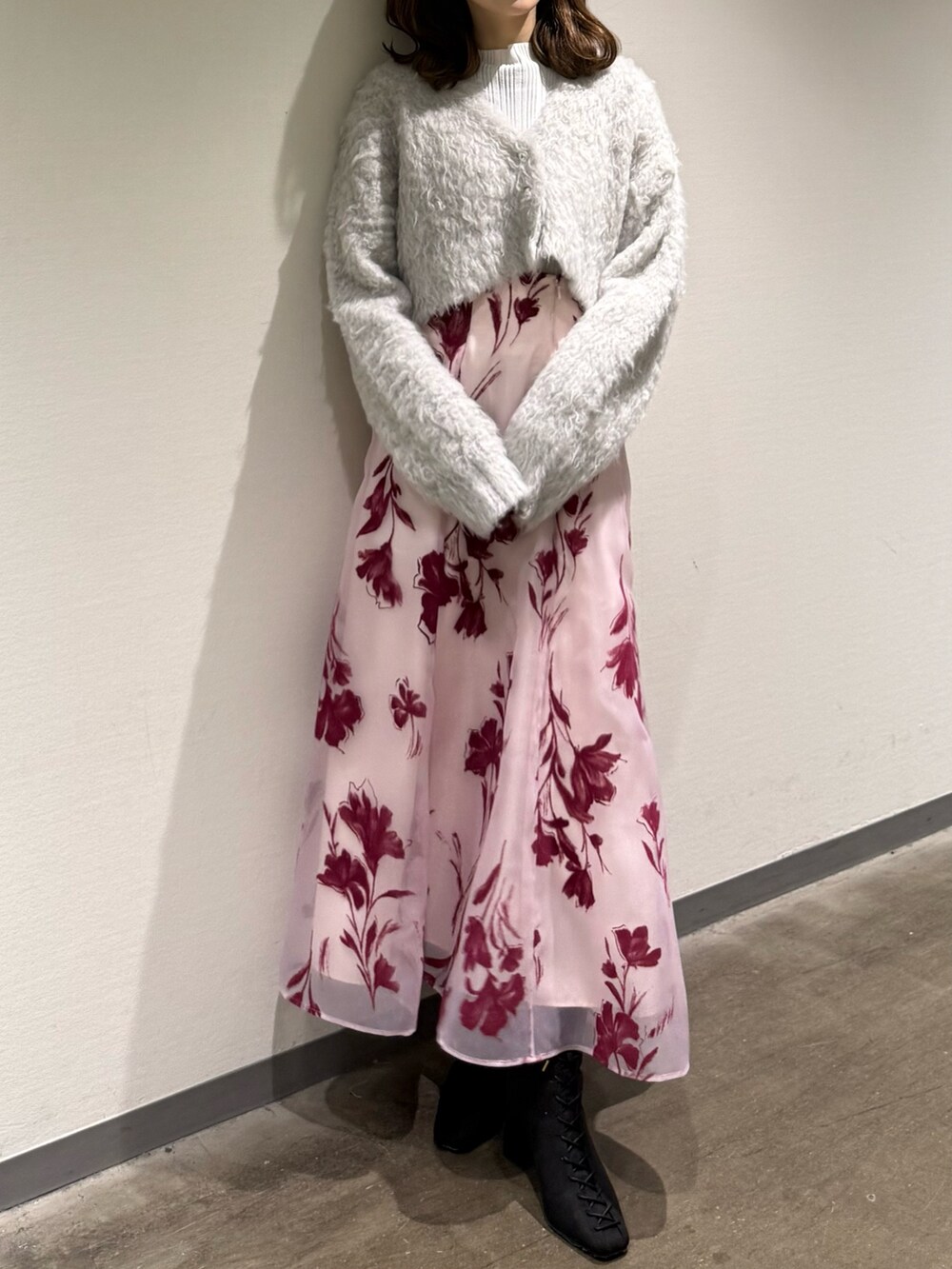 グレー系のカーディガン/ボレロ、ホワイト系のニット/セーター、ピンク系のスカートを着用したレディースの秋コーディネートの4枚目の写真