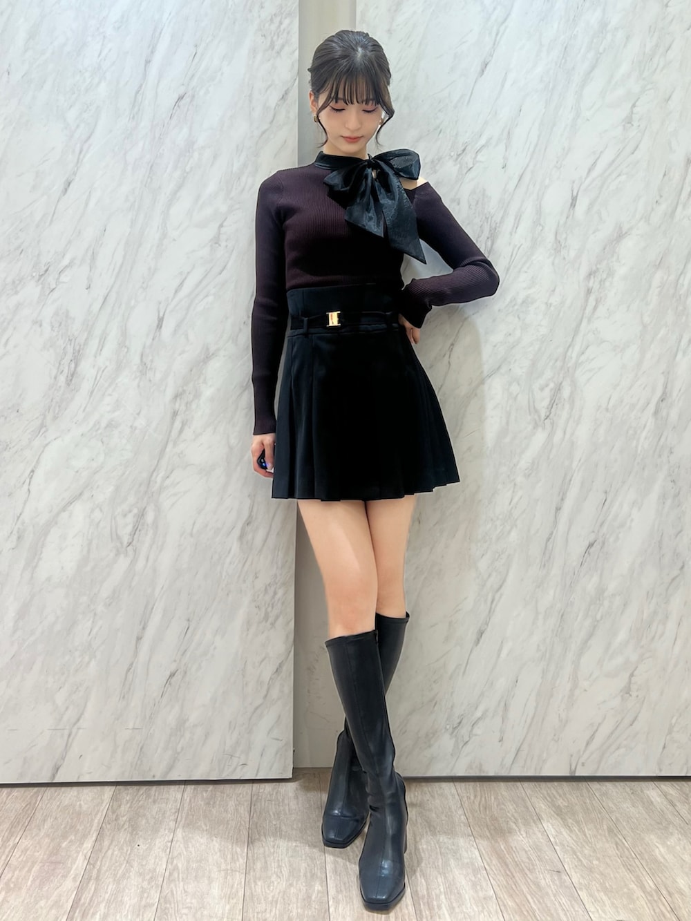 ブラウン系のニット/セーター、ブラック系のその他パンツ、ブラック系のブーツを着用したレディースの秋コーディネートの4枚目の写真