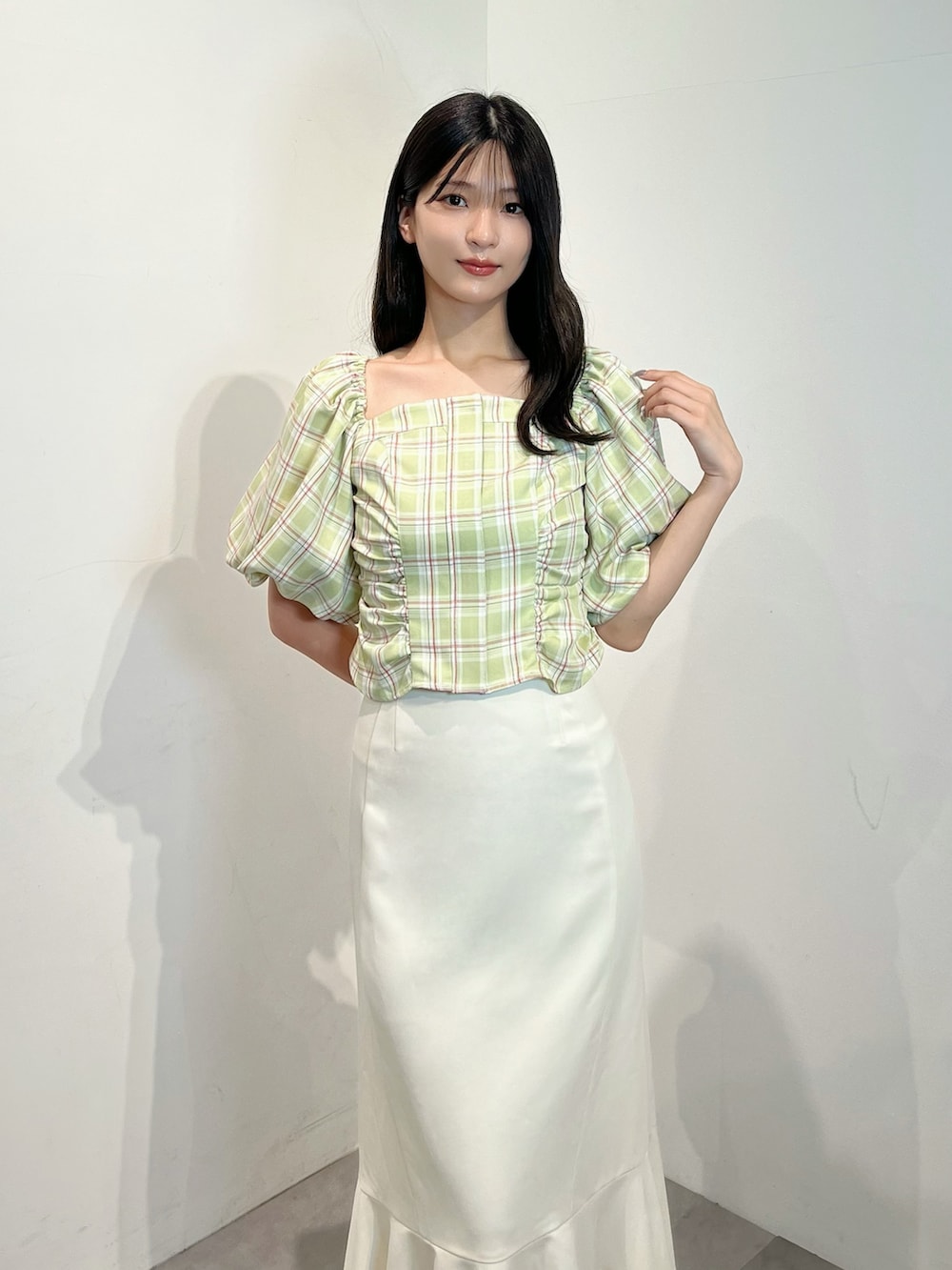 グリーン系のシャツ/ブラウス、ホワイト系のスカート、ホワイト系のサンダルを着用したレディースの夏コーディネートの3枚目の写真