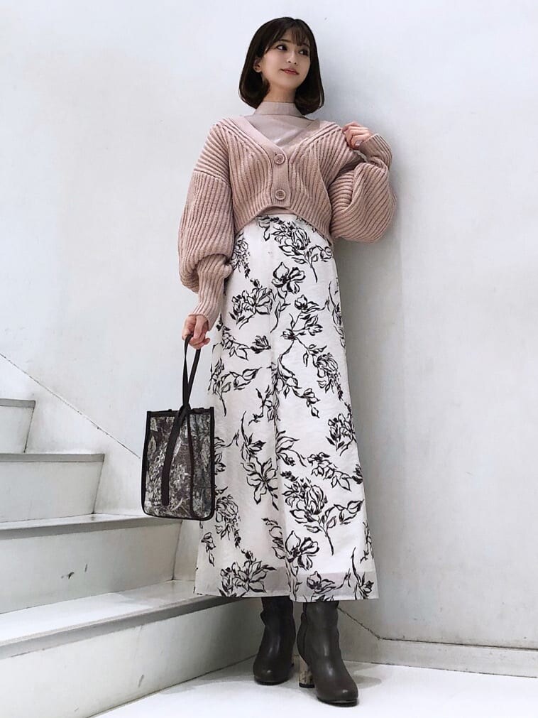 ブラウン系のその他シューズ、ブラウン系のハンドバッグ、ベージュ系のワンピースを着用したレディースの秋コーディネートの2枚目の写真