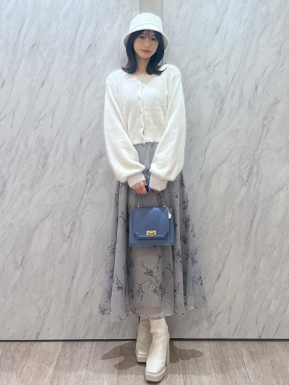 「MERCURYDUO(MERCURYDUO)、マーキュリーデュオ(MERCURYDUO)、骨格ウェーブ、バケハ、花柄スカート、花柄ワンピース、カーディガン、カーディガンコーデ、ふわふわ、シャギーニット、寒色系、ブルーコーデ、水色、休日スタイル、モテ」｜「MERCURYDUOのツイードバケットハット（ハット、ホワイト系）」を使った、mihoさん（レディース・163cm）の秋コーディネートの3枚目の写真