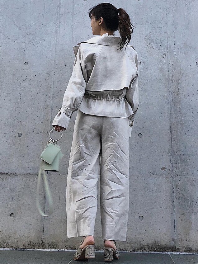 ホワイト系のその他パンツ、その他のローファー、ホワイト系のTシャツ/カットソーを着用したレディースの冬コーディネートの4枚目の写真