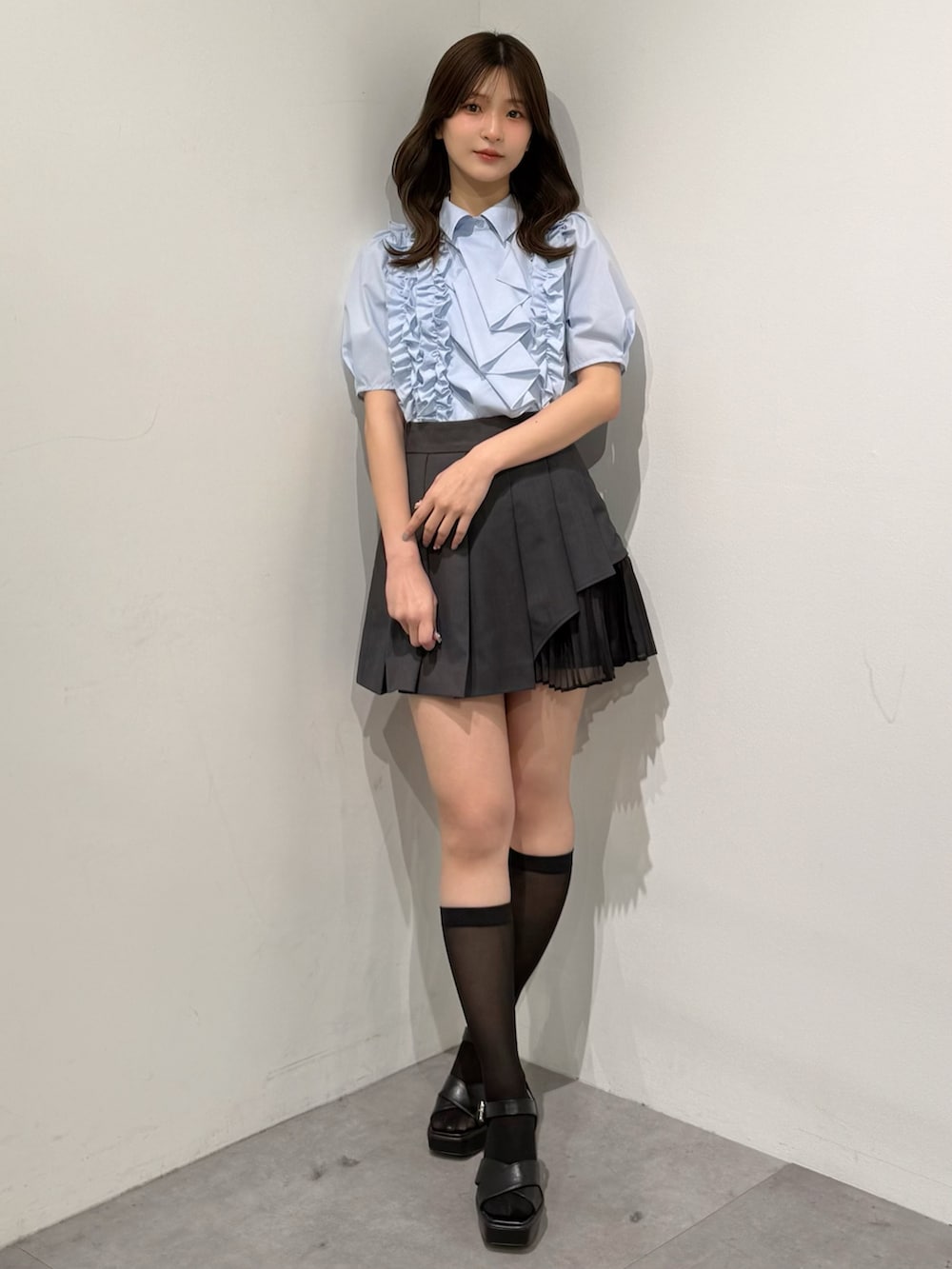 ブルー系のシャツ/ブラウス、グレー系のスカートを着用したレディースの春コーディネートの3枚目の写真