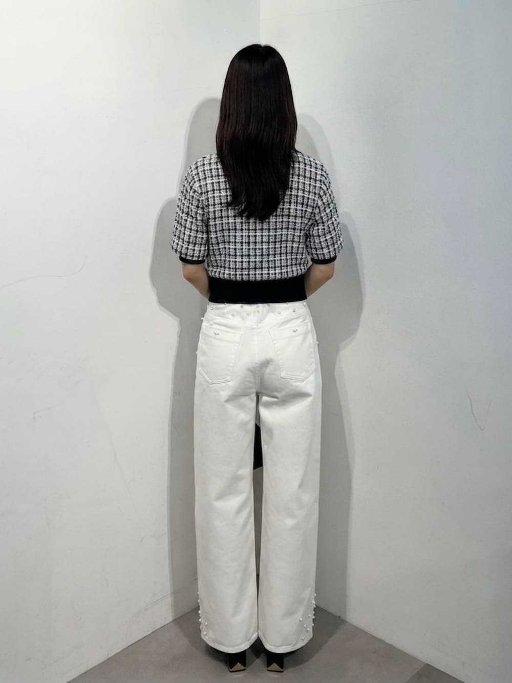 ブラック系のカーディガン/ボレロ、ホワイト系のデニムパンツ、ブラック系のサンダルを着用したレディースの夏コーディネートの3枚目の写真