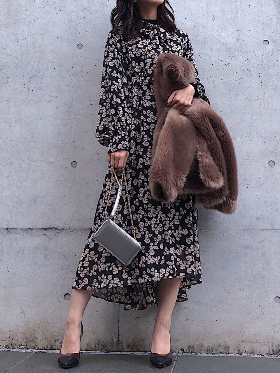 ブラック系のパンプス、ブラウン系のその他アウター、シルバー系のハンドバッグを着用したレディースの秋コーディネートの2枚目の写真