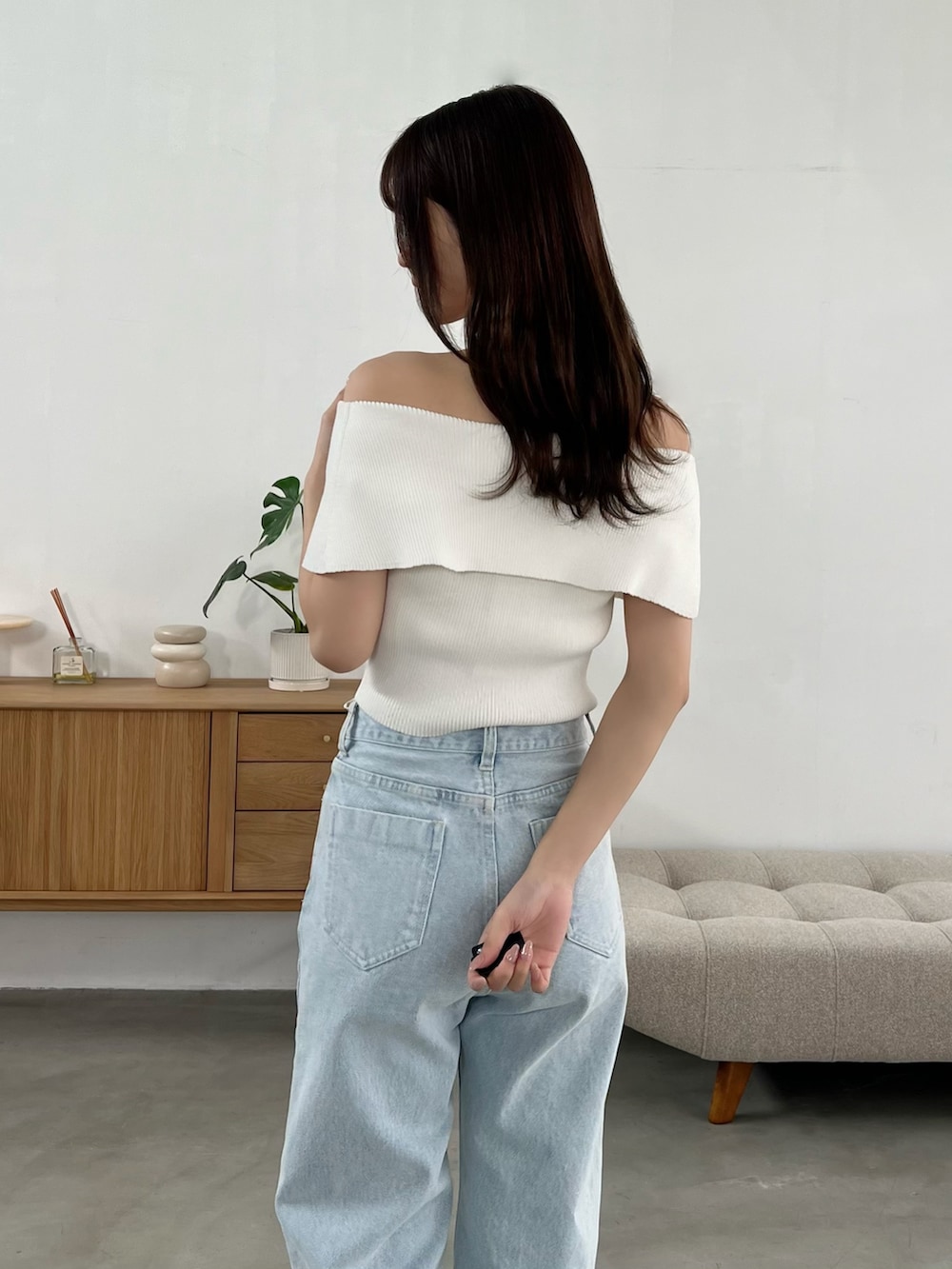 その他のサンダル、ブルー系のデニムパンツ、ホワイト系のニット/セーターを着用したレディースの春コーディネートの9枚目の写真