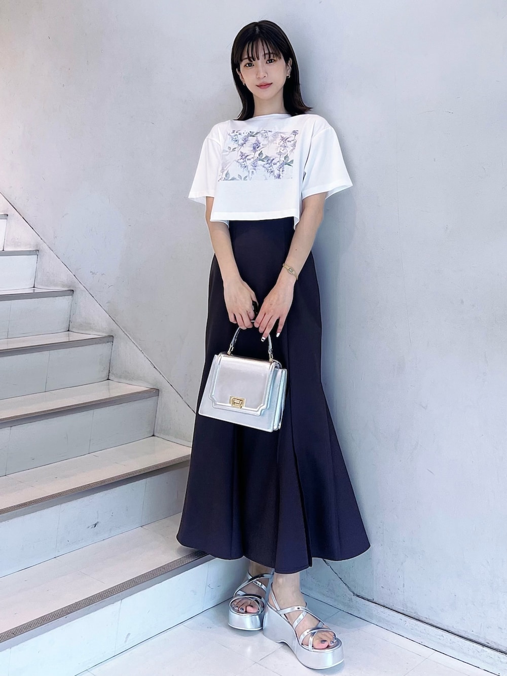 「MERCURYDUO(MERCURYDUO)、マーキュリーデュオ(MERCURYDUO)、骨格ウェーブ、Tシャツ×スカート、Tシャツコーデ、マーメイドスカート、スリットスカート、フェミニンコーデ、大人フェミニン、ガーリーカジュアル、大人ガーリー、夏コーデ、チビT、シルバーバッグ、シルバーシューズ」｜「planticaのプランティカプリントTシャツ（Tシャツ/カットソー、パープル系）」を使った、mihoさん（レディース・162cm）の夏コーディネートの2枚目の写真
