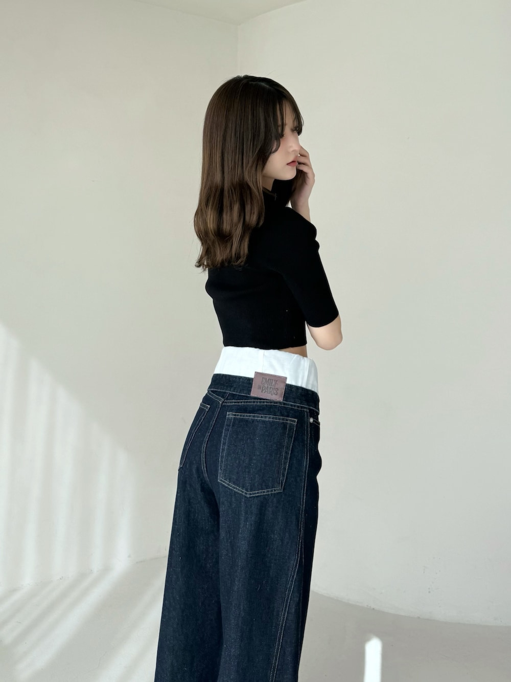 ブルー系のその他パンツ、ブラック系のニット/セーター、その他のサンダルを着用したレディースの春コーディネートの9枚目の写真