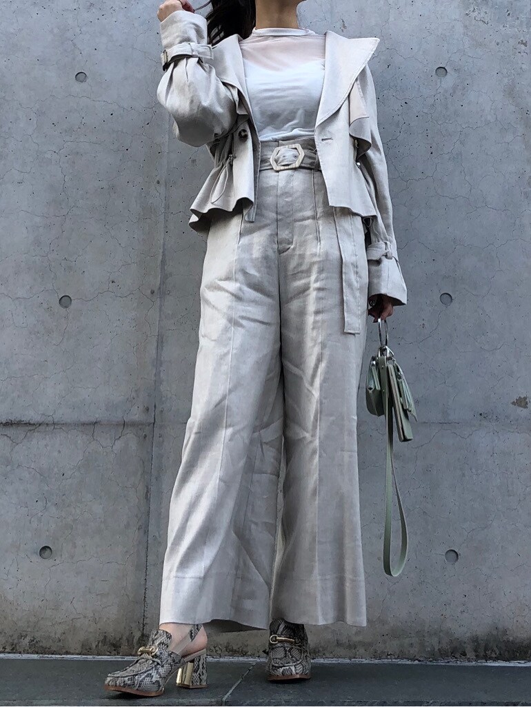 ホワイト系のその他パンツ、その他のローファー、ホワイト系のTシャツ/カットソーを着用したレディースの冬コーディネートの7枚目の写真