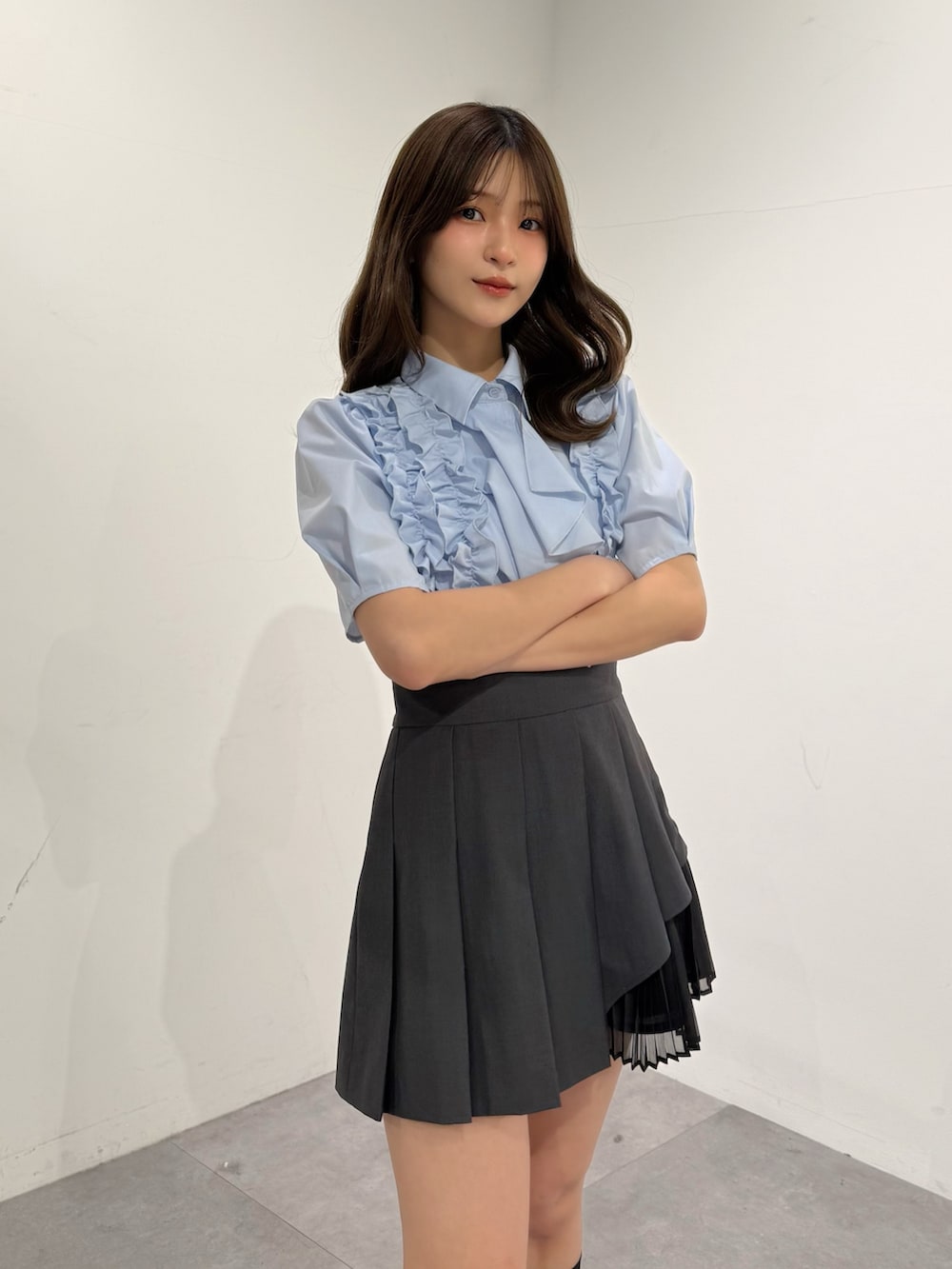 ブルー系のシャツ/ブラウス、グレー系のスカートを着用したレディースの春コーディネートの2枚目の写真