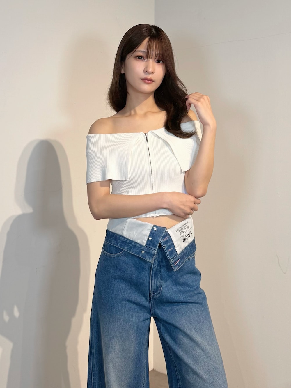 ブルー系のその他パンツ、ホワイト系のサンダル、ホワイト系のニット/セーターを着用したレディースの春コーディネートの4枚目の写真