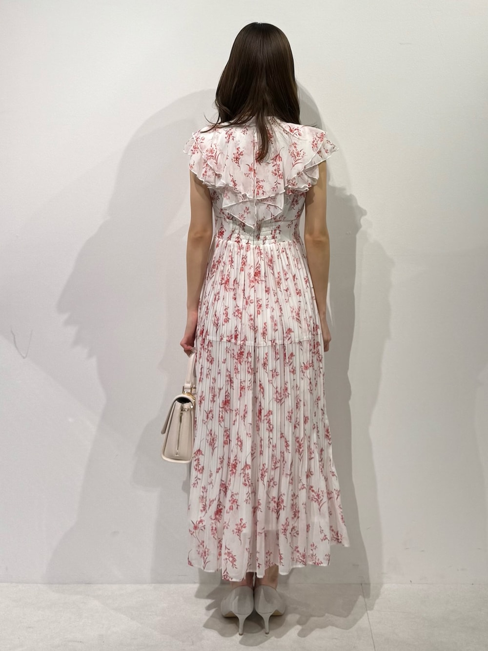 「ワンピース、ワンピーススタイル、ワンピースコーデ、フェミニン、フェミニンコーデ、ガーリー、ガーリーコーデ、大人女子、大人かわいい、大人ガーリー、大人可愛い、ロングワンピース、最近のいい感じコーデ、夏コーデ、ノースリーブワンピース」｜「MERCURYDUOの花柄ラッフルプリーツティアードワンピース（ワンピース、レッド系）」を使った、mihoさん（骨格ウェーブ・レディース・163cm）の春コーディネートの7枚目の写真