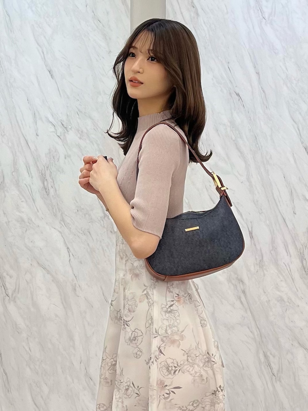「今日のコーデ、ドライブ、女子会、春カラー、オトナカワイイ、オトナガーリー、大人可愛い、ワンピ―ス、フェミニンコーデ、デニムバッグ、花柄ワンピース、半袖ワンピース、ワンピ、ワンピース、ワンピーススタイル」｜「MERCURYDUOのレイヤード花柄ニットドッキングワンピース（ワンピース、ベージュ系）」を使った、mihoさん（骨格ウェーブ・レディース・163cm）の春コーディネートの3枚目の写真