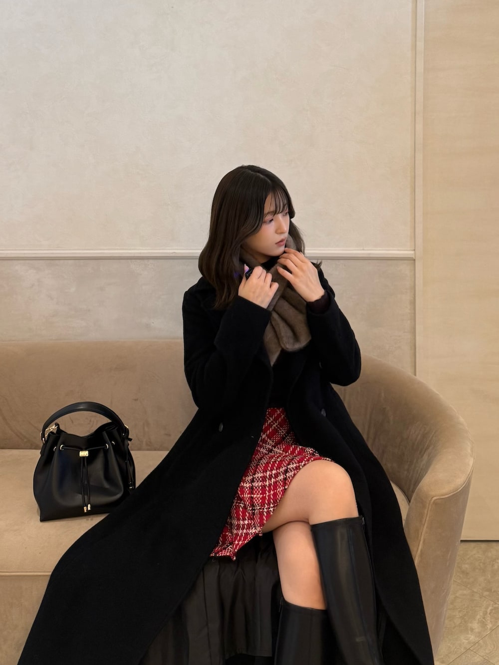 ブラック系のその他アウター、ブラウン系のニット/セーター、レッド系のその他パンツを着用したレディースの秋コーディネートの2枚目の写真