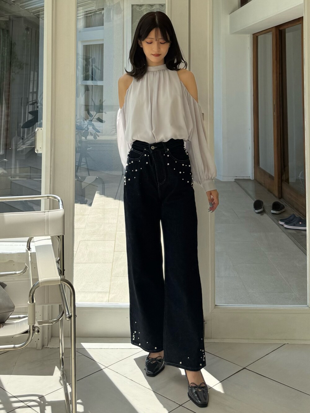 ブルー系のデニムパンツ、グレー系のパンプス、グレー系のシャツ/ブラウスを着用したレディースの秋コーディネートの6枚目の写真