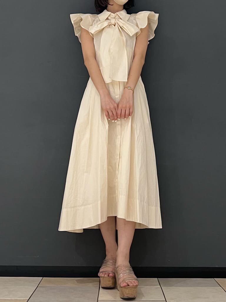 ホワイト系のワンピースを着用したレディースの夏コーディネートの6枚目の写真