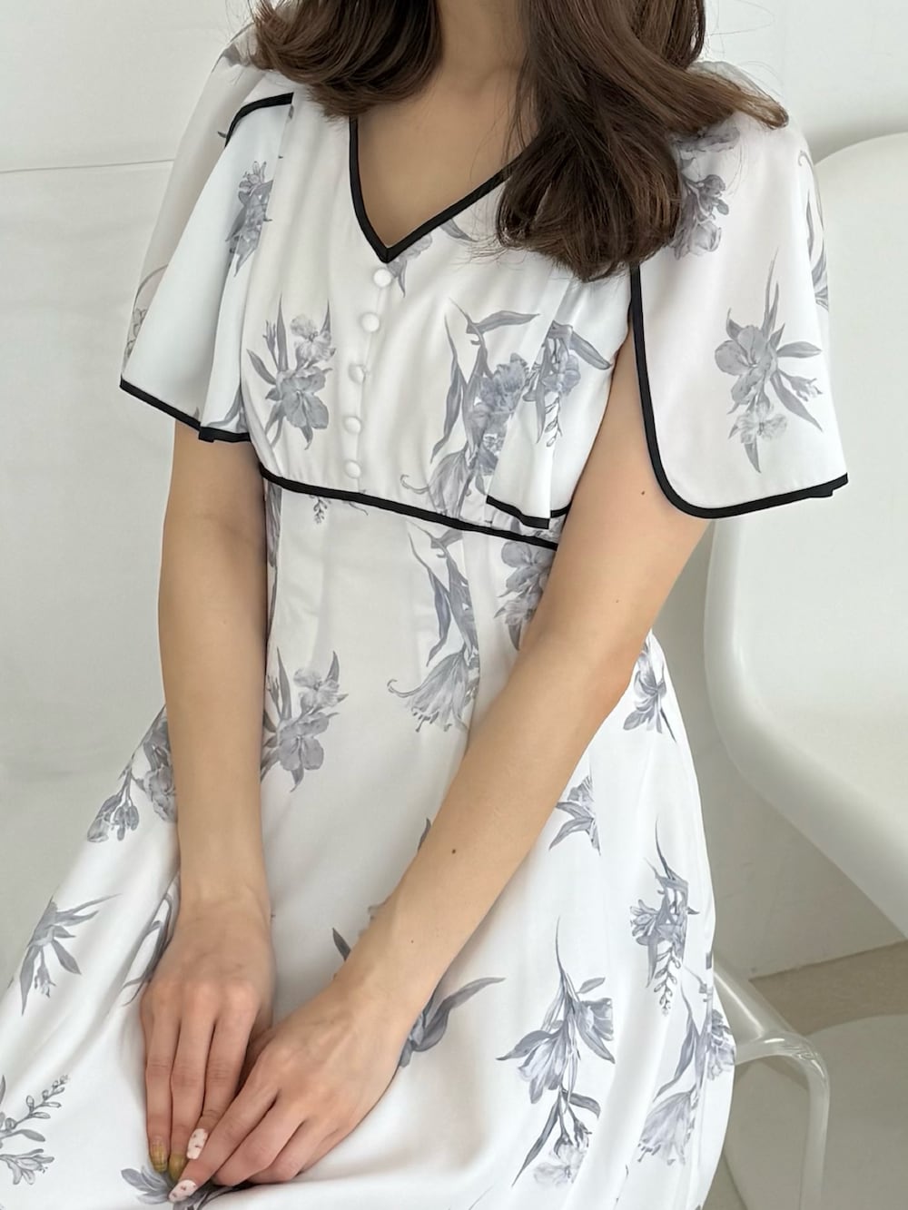 「ワンピース、ワンピーススタイル、ワンピースコーデ、花柄、花柄ワンピース、フェミニン、フェミニンコーデ、大人女子、大人かわいい、大人ガーリー、オトナカワイイ、夏、きれいめコーディネート、おしゃれさんと繋がりたい、ロングワンピース」｜「MERCURYDUOのパイピングフラワー花柄ワンピース（ワンピース、ホワイト系）」を使った、mihoさん（骨格ウェーブ・レディース・163cm）の夏コーディネートの6枚目の写真
