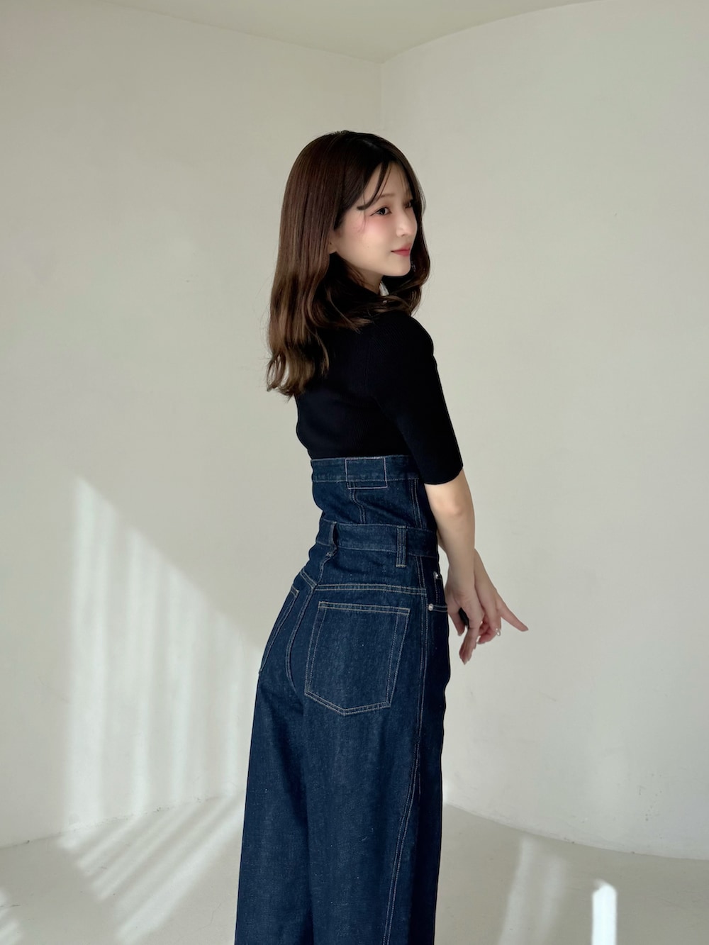 ブルー系のその他パンツ、ブラック系のニット/セーター、その他のサンダルを着用したレディースの春コーディネートの3枚目の写真