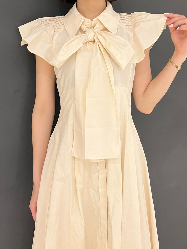 ホワイト系のワンピースを着用したレディースの夏コーディネートの3枚目の写真