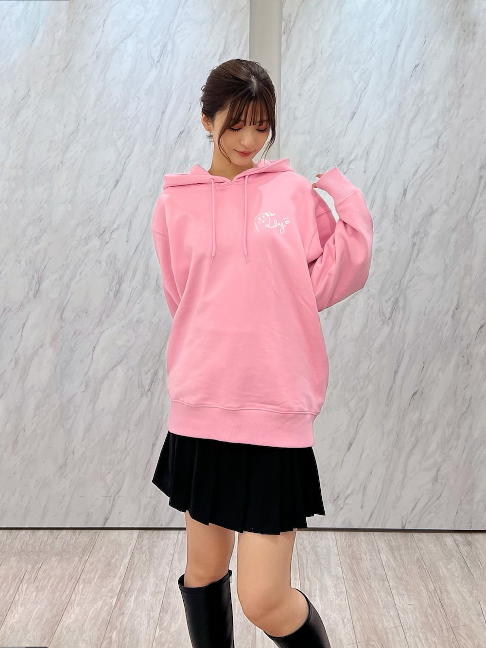 ピンク系のパーカー、ピンク系のトートバッグ、ブラック系のその他パンツを着用したレディースの秋コーディネートの5枚目の写真