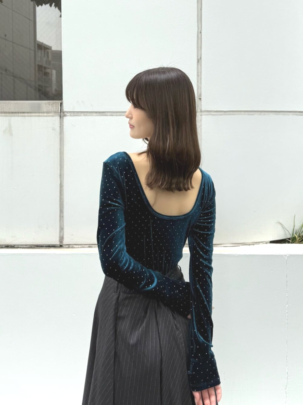 ブルー系のTシャツ/カットソー、グレー系のスカートを着用したレディースの夏コーディネートの7枚目の写真