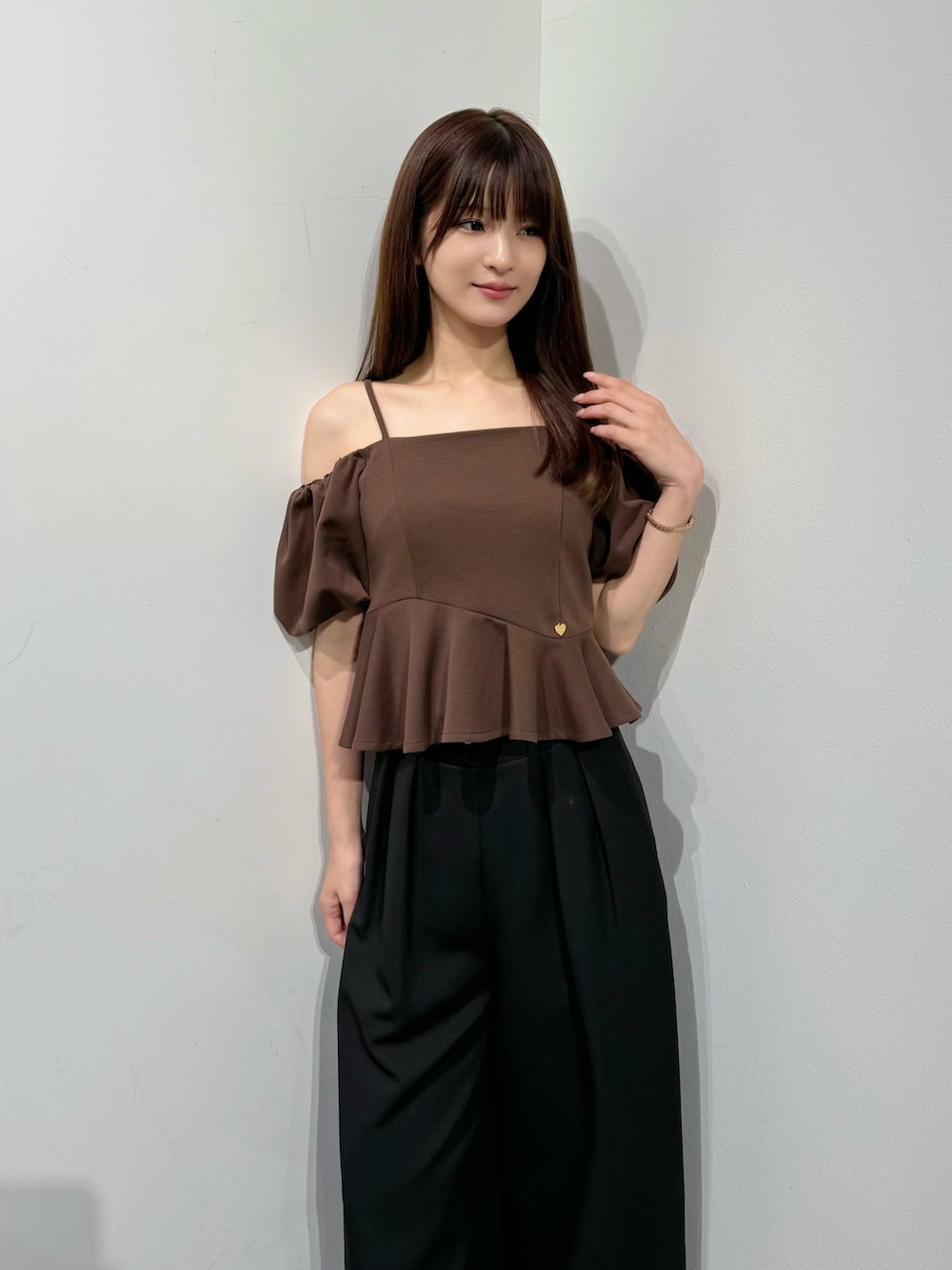 ブラウン系のTシャツ/カットソー、ブラック系のその他パンツ、ホワイト系のその他シューズを着用したレディースの夏コーディネートの4枚目の写真