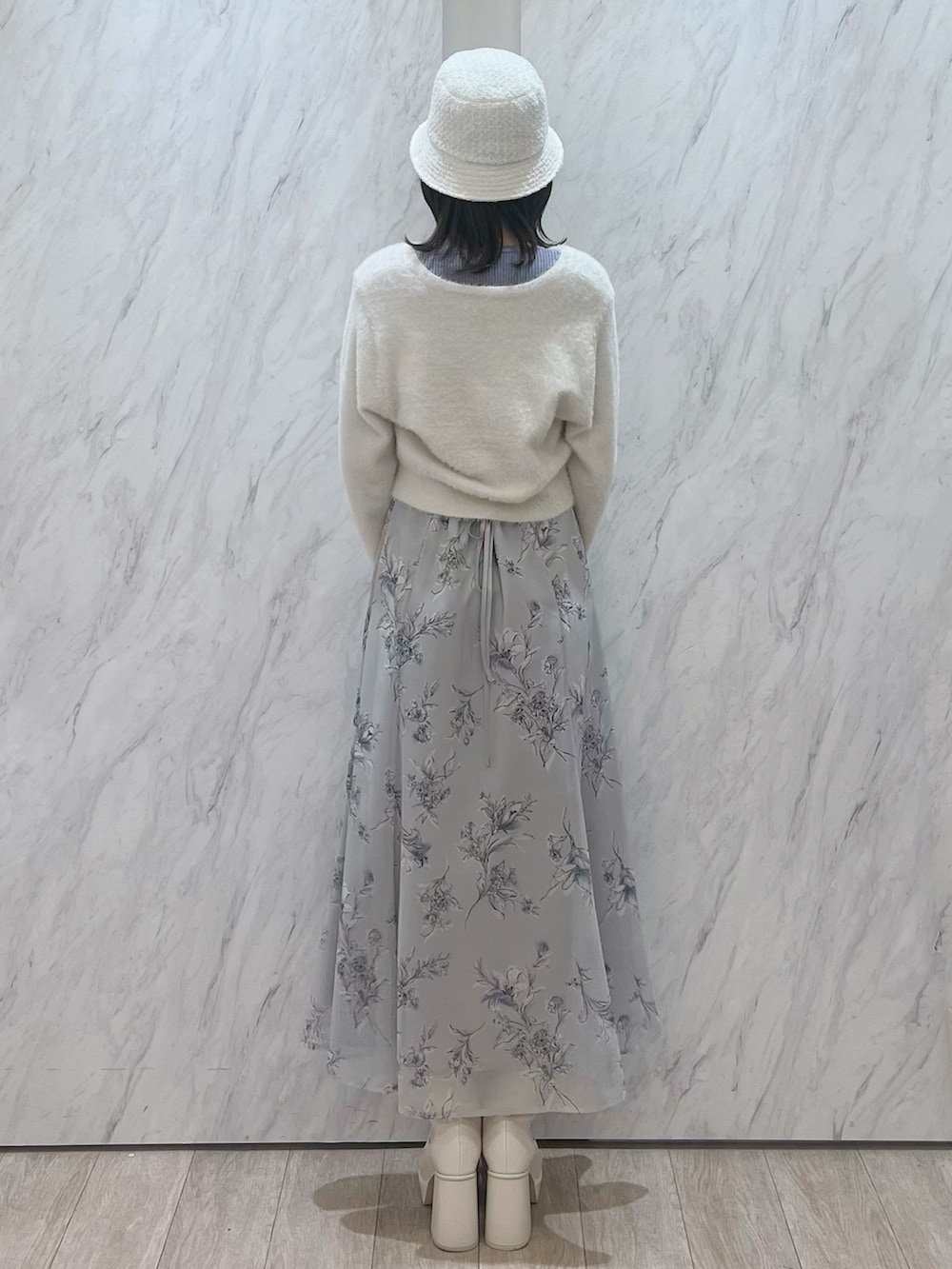 「MERCURYDUO(MERCURYDUO)、マーキュリーデュオ(MERCURYDUO)、骨格ウェーブ、バケハ、花柄スカート、花柄ワンピース、カーディガン、カーディガンコーデ、ふわふわ、シャギーニット、寒色系、ブルーコーデ、水色、休日スタイル、モテ」｜「MERCURYDUOのツイードバケットハット（ハット、ホワイト系）」を使った、mihoさん（レディース・163cm）の秋コーディネートの5枚目の写真