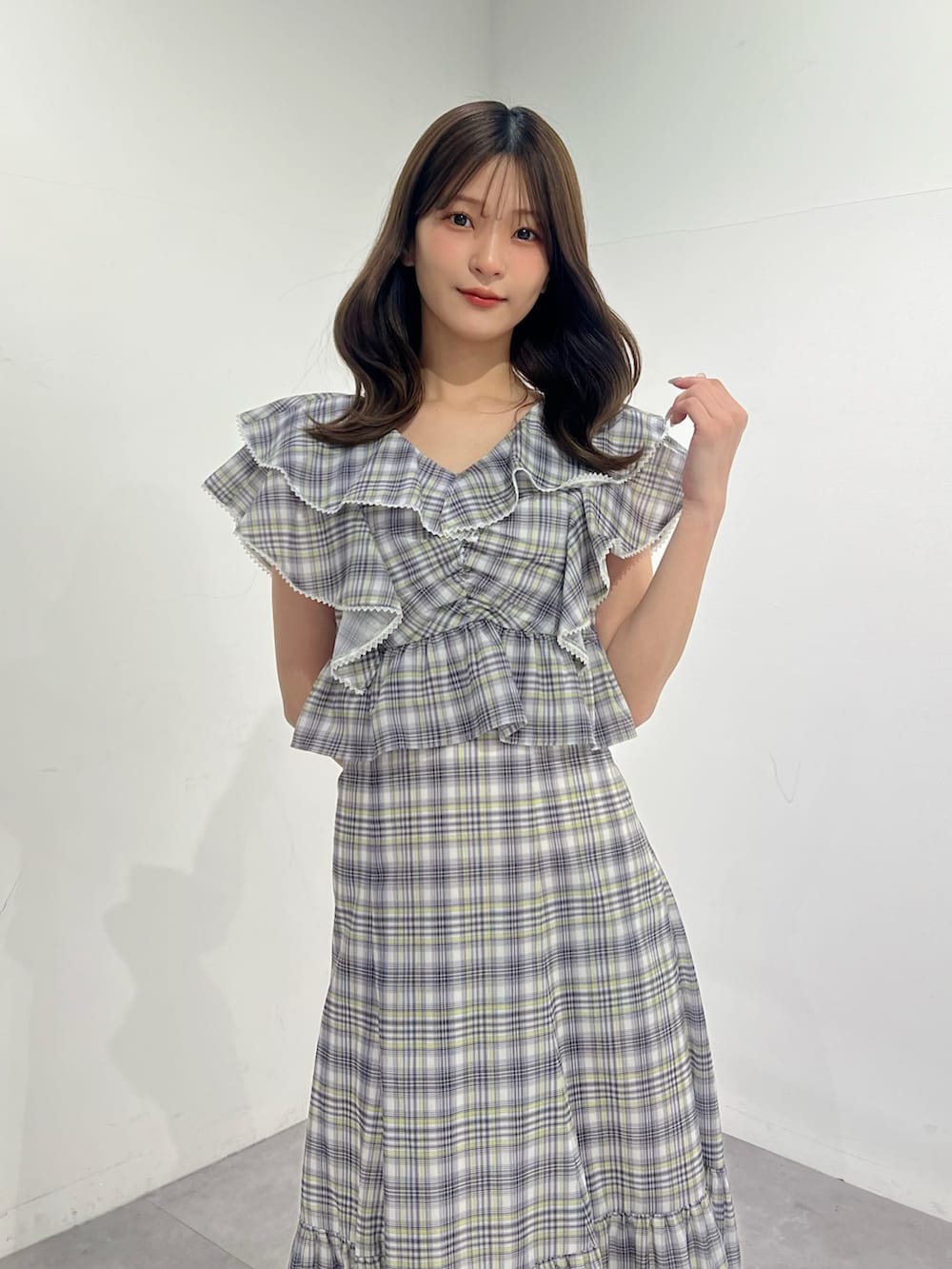 ブルー系のシャツ/ブラウス、ブルー系のスカート、その他のサンダルを着用したレディースの夏コーディネートの6枚目の写真