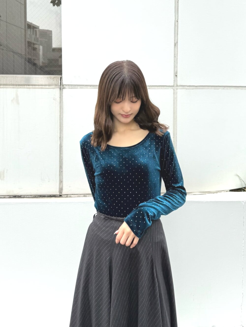 ブルー系のTシャツ/カットソー、グレー系のスカートを着用したレディースの夏コーディネートの6枚目の写真