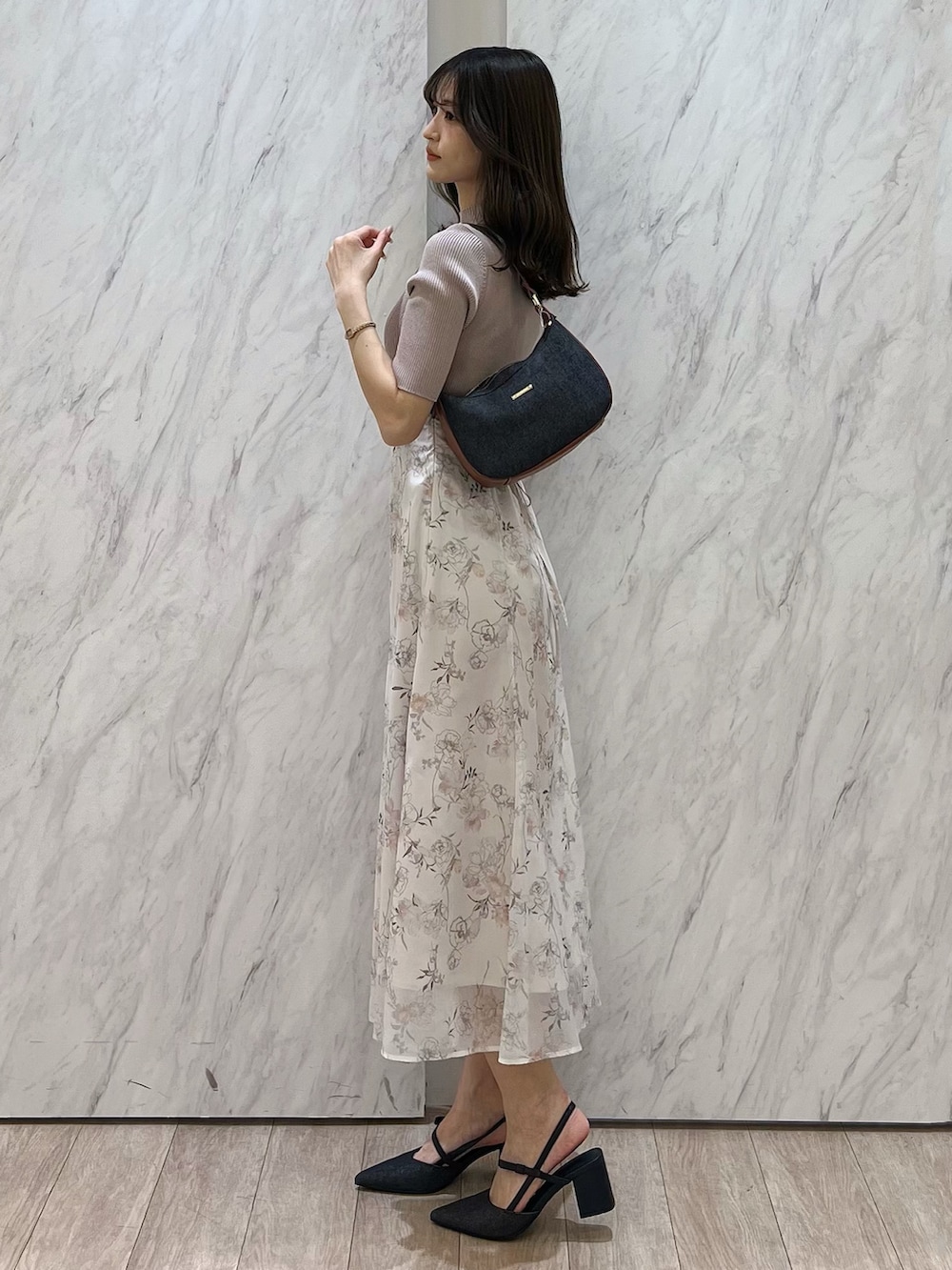 「今日のコーデ、ドライブ、女子会、春カラー、オトナカワイイ、オトナガーリー、大人可愛い、ワンピ―ス、フェミニンコーデ、デニムバッグ、花柄ワンピース、半袖ワンピース、ワンピ、ワンピース、ワンピーススタイル」｜「MERCURYDUOのレイヤード花柄ニットドッキングワンピース（ワンピース、ベージュ系）」を使った、mihoさん（骨格ウェーブ・レディース・163cm）の春コーディネートの4枚目の写真