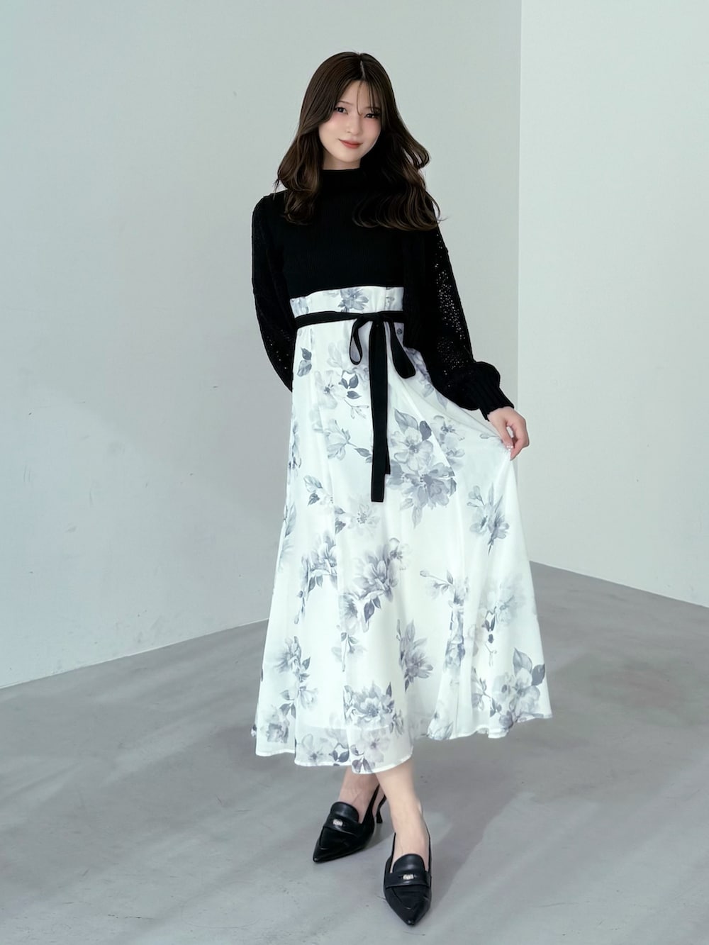 ブラック系のカーディガン/ボレロ、ブラック系のワンピースを着用したレディースの春コーディネートの5枚目の写真