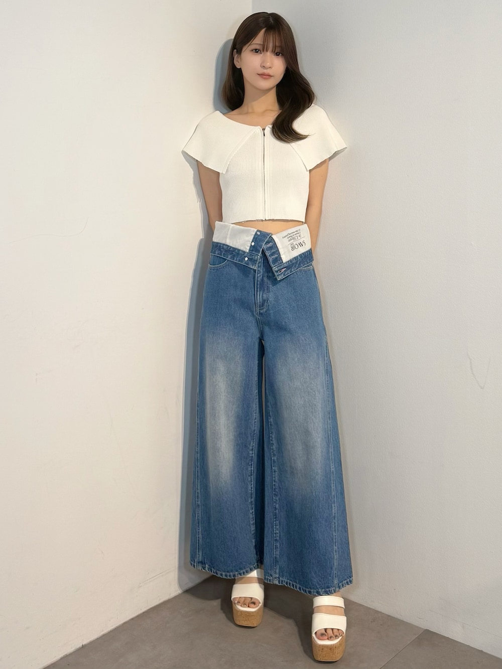 ブルー系のその他パンツ、ホワイト系のサンダル、ホワイト系のニット/セーターを着用したレディースの春コーディネートの5枚目の写真