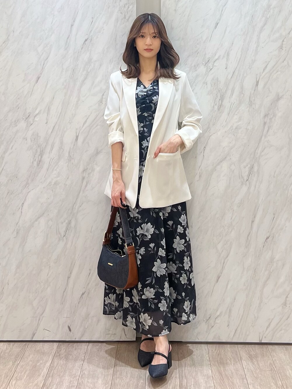 ブルー系のワンピース、ブルー系のパンプス、ブルー系のショルダーバッグを着用したレディースの春コーディネートの4枚目の写真