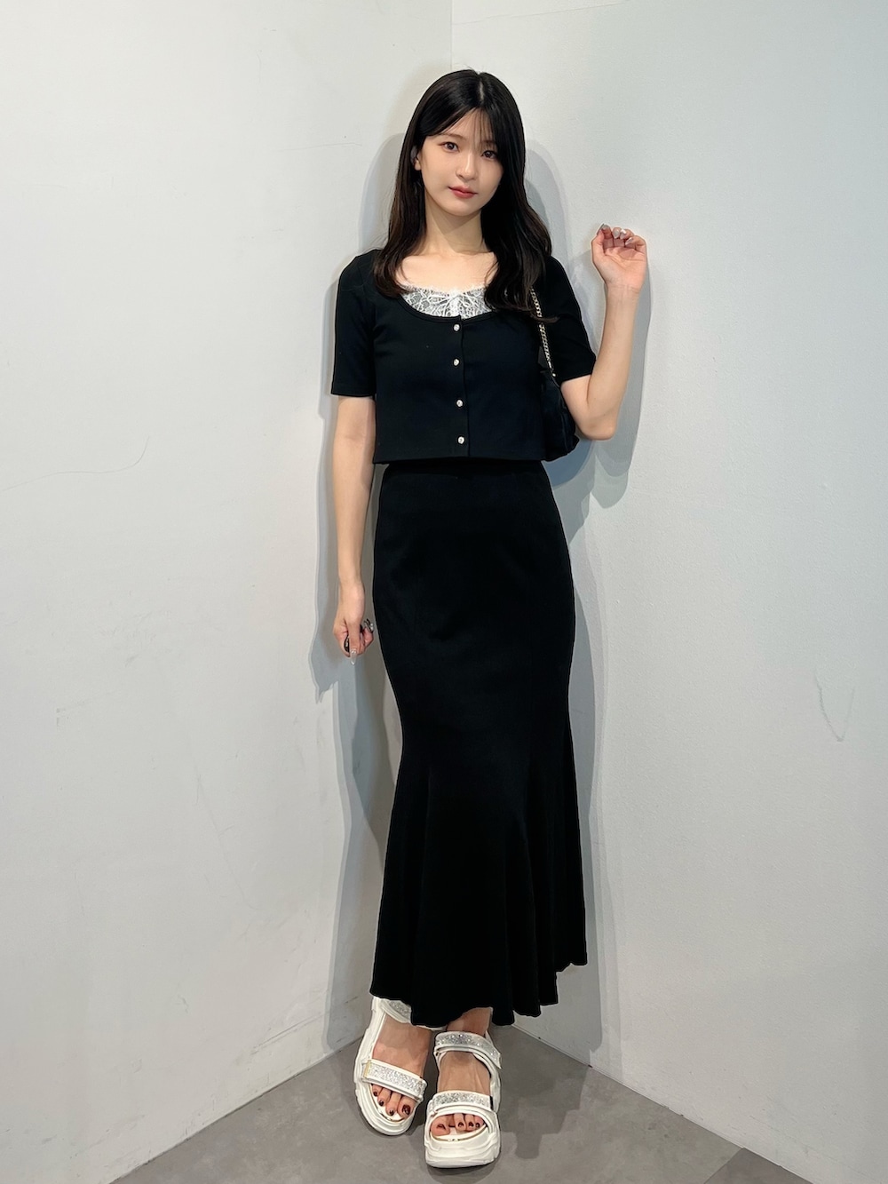 ブラック系のカーディガン/ボレロ、ブラック系のスカート、シルバー系のサンダルを着用したレディースの夏コーディネートの4枚目の写真
