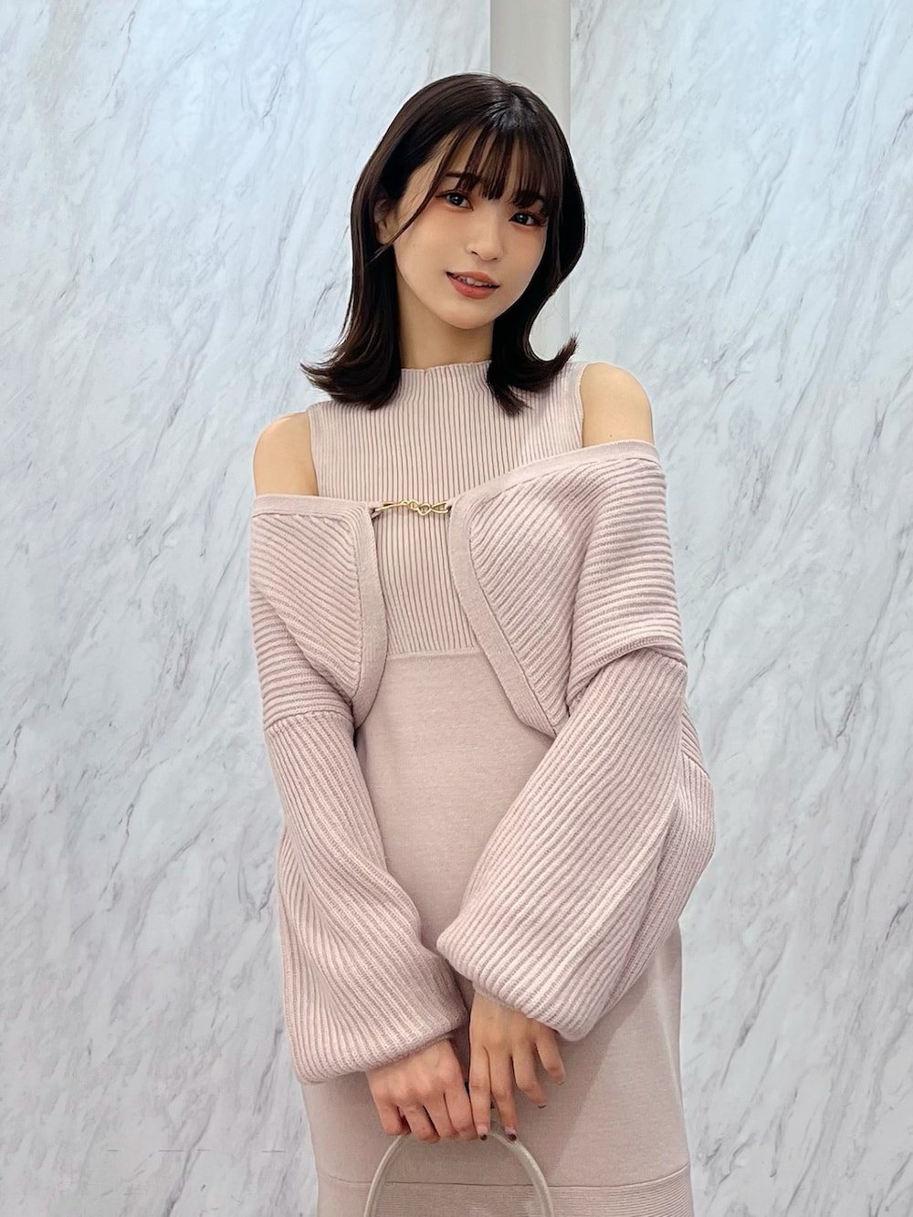 「MERCURYDUO(MERCURYDUO)、マーキュリーデュオ(MERCURYDUO)、骨格ウェーブ、イエベ秋、ニットワンピース、ニットワンピ、マーメイドワンピース、カーディガン、キラキラバッグ、ラメバッグ、パンプス、オフショル、オープンショルダー、肩あき、デートコーデ」｜「MERCURYDUOのチェーンボレロセットニットマーメイドワンピース（ワンピース、ピンク系）」を使った、mihoさん（レディース・163cm）の秋コーディネートの7枚目の写真