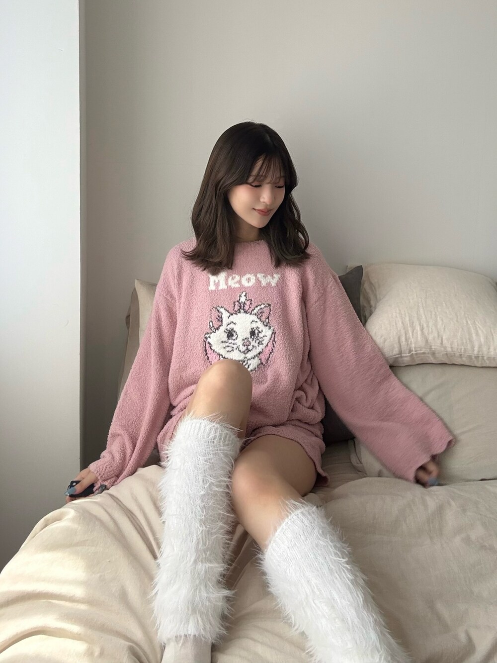 ピンク系のルームウェア/パジャマ、ホワイト系のレッグウォーマーを着用したレディースの冬コーディネートの6枚目の写真