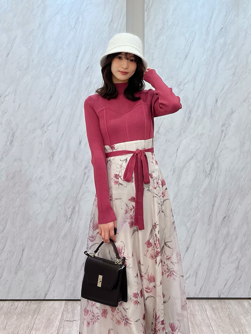 「大人コーデ、大人かわいい、冬服、きれいめカジュアル、あったかコーデ、キレイめ、レディースファッション、ootd、デートコーデ、ワンピ、ワンピース、ワンピーススタイル、バケハ、MERCURYDUO(MERCURYDUO)、マーキュリーデュオ(MERCURYDUO)」｜「MERCURYDUOのフラワードッキングコルセットワンピース（ワンピース、ピンク系）」を使った、mihoさん（レディース・163cm）の冬コーディネートの2枚目の写真