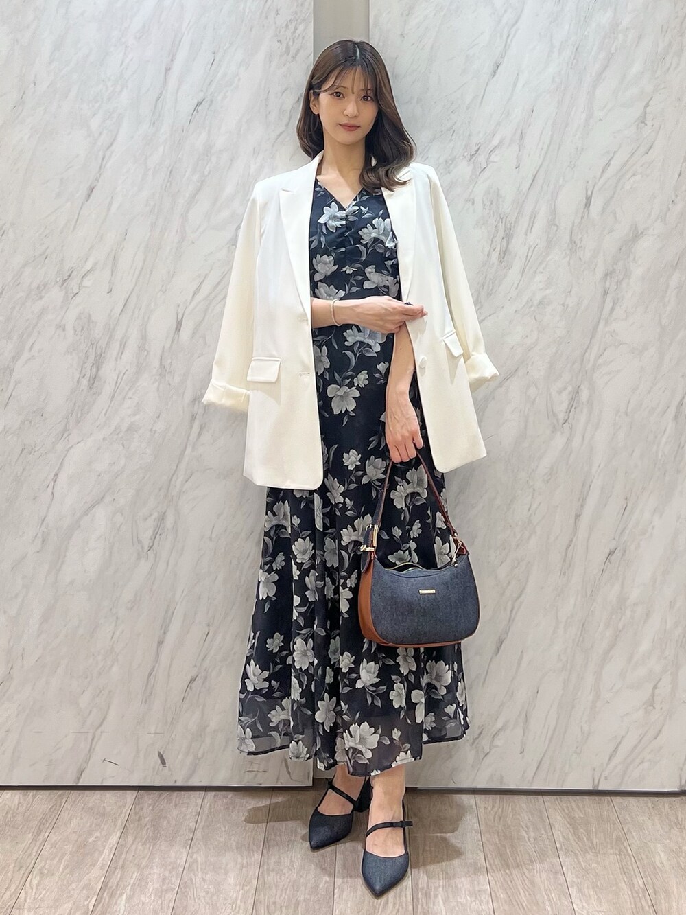 ブルー系のワンピース、ブルー系のパンプス、ブルー系のショルダーバッグを着用したレディースの春コーディネートの10枚目の写真