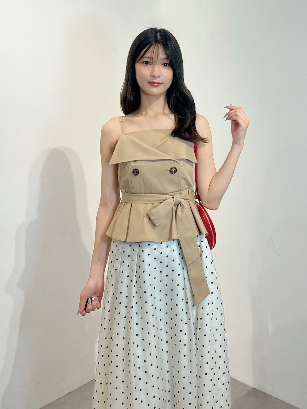 ベージュ系のワンピース、レッド系のショルダーバッグ、その他のサンダルを着用したレディースの夏コーディネートの2枚目の写真