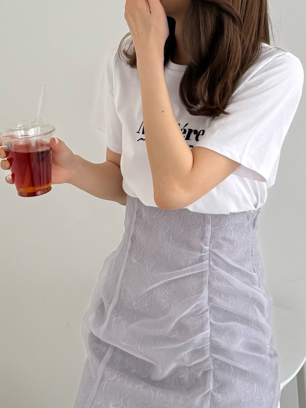「白シャツ、Tシャツ、Tシャツコーデ、レース、レーススカート、マーメイドスカート、フェミニン、フェミニンコーデ、フェミニンスタイル、ガーリー、ガーリーコーデ、ガーリーカジュアル、ドライブ、女子会、今日のコーデ」｜「MERCURYDUOの刺繍ロゴTシャツ（Tシャツ/カットソー、ホワイト系）」を使った、mihoさん（骨格ウェーブ・レディース・163cm）の夏コーディネートの7枚目の写真