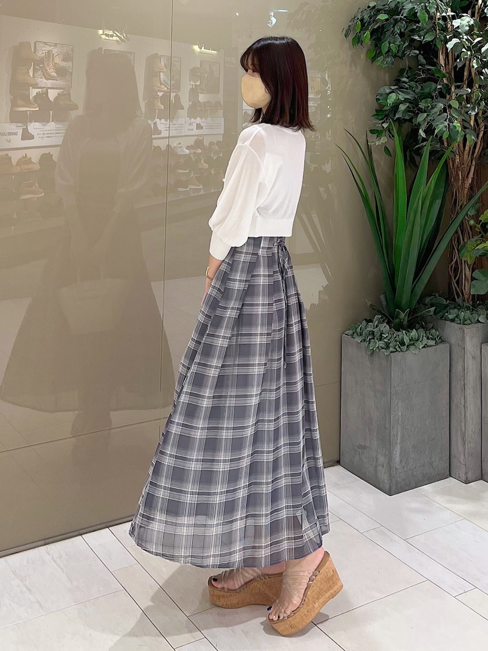 「MERCURYDUO(MERCURYDUO)、マーキュリーデュオ(MERCURYDUO)、骨格ウェーブ、ワンピース、チェック柄、ノースリーブ、ノースリーブワンピース、サンダル、大人可愛い、デートコーデ、モテ、このスタイルがお気に入り、休日スタイル、休日コーデ、初夏コーデ」｜「MERCURYDUOのフェイクレザーミニトート（トートバッグ、ホワイト系）」を使った、mihoさん（レディース・162cm）の夏コーディネートの10枚目の写真